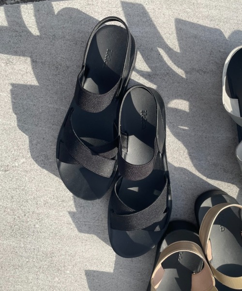 ikka(イッカ)の「ラバークロスベルトサンダル(サンダル・レディース・シルバーグレー/ブラック/ゴールド・M/L)」の8枚目の写真