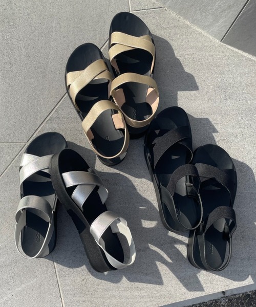 ikka(イッカ)の「ラバークロスベルトサンダル(サンダル・レディース・シルバーグレー/ブラック/ゴールド・M/L)」の7枚目の写真