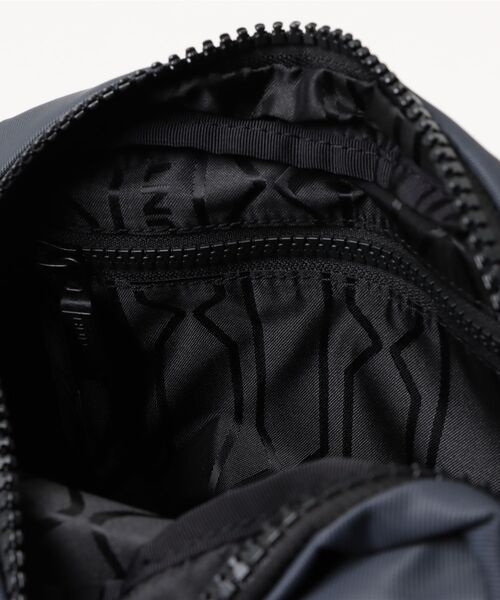 HUNTER（ハンター）の「ナイロン クロスボディ（ボディバッグ/ウエストポーチ・レディース・ブラック/ホワイト/ネイビー・ONE SIZE）」の6枚目の写真