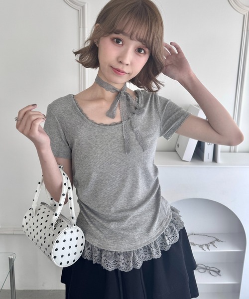 Loueme（ルエム）の「レースチョーカー付き裾フリルトップス（Tシャツ/カットソー・レディース・ライトブルー/ブラック/グレー/オフホワイト・FREE）」の6枚目の写真
