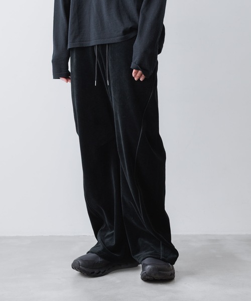 ATTACHMENT(アタッチメント)の「CO/PE ベロア ジャージー 3Dトラックワイドパンツ / CO/PE VELOR JERSEY 3D TRACK WIDE PANTS(その他パンツ・メンズ・ブラック/ダークグレー・3/2/1)」の2枚目の写真