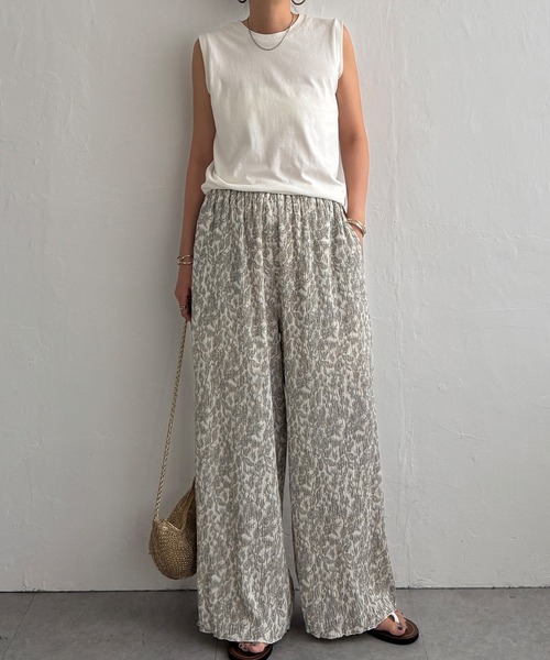 LBC（エルビーシー）の「ボタニカルプリントプリーツパンツ（その他パンツ・レディース・オフホワイト/チャコールグレー/ブラウン・M）」の2枚目の写真