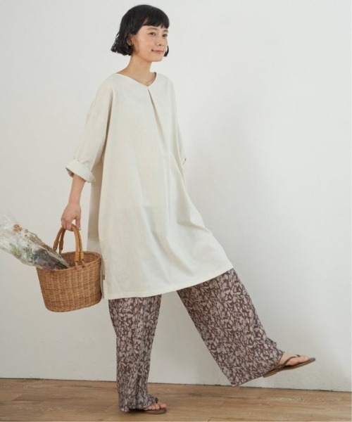 LBC（エルビーシー）の「ボタニカルプリントプリーツパンツ（その他パンツ・レディース・オフホワイト/チャコールグレー/ブラウン・M）」の9枚目の写真