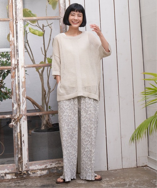 LBC（エルビーシー）の「ボタニカルプリントプリーツパンツ（その他パンツ・レディース・オフホワイト/チャコールグレー/ブラウン・M）」の4枚目の写真