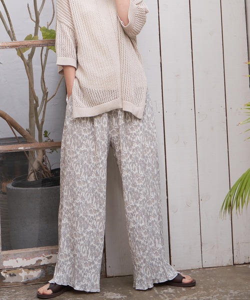 LBC（エルビーシー）の「ボタニカルプリントプリーツパンツ（その他パンツ・レディース・オフホワイト/チャコールグレー/ブラウン・M）」の5枚目の写真