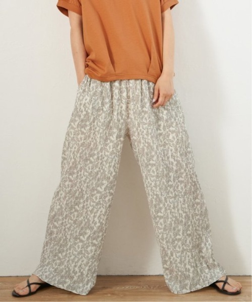 LBC（エルビーシー）の「ボタニカルプリントプリーツパンツ（その他パンツ・レディース・オフホワイト/チャコールグレー/ブラウン・M）」の7枚目の写真