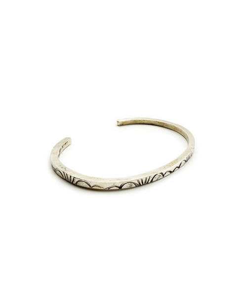 Indian Jewelry(インディアンジュエリー)の「THEATER シアター フラットシェイブネイティブデザインスタンプワークスリムシルバーバングル Made in USA(バングル/リストバンド・メンズ・シルバー・FREE)」の1枚目の写真