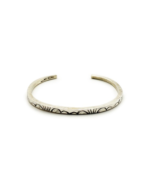 Indian Jewelry(インディアンジュエリー)の「THEATER シアター フラットシェイブネイティブデザインスタンプワークスリムシルバーバングル Made in USA(バングル/リストバンド・メンズ・シルバー・FREE)」の2枚目の写真