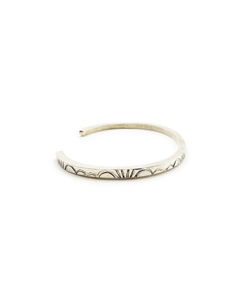 Indian Jewelry(インディアンジュエリー)の「THEATER シアター フラットシェイブネイティブデザインスタンプワークスリムシルバーバングル Made in USA(バングル/リストバンド・メンズ・シルバー・FREE)」の3枚目の写真