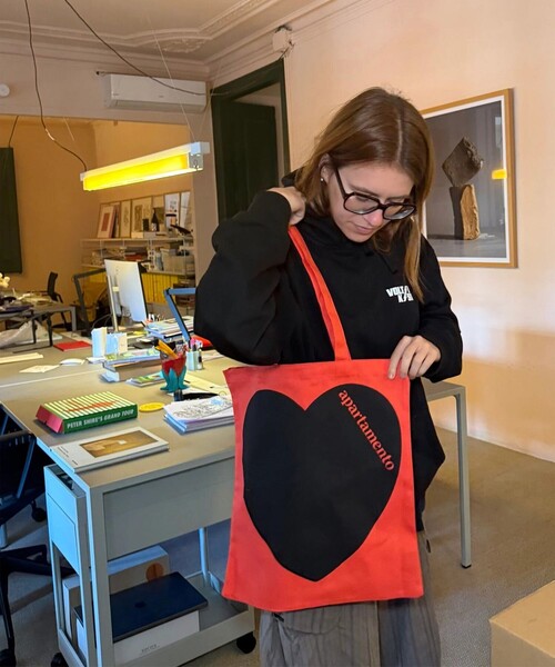 bonjour records（ボンジュールレコーズ）の「【apartamento/アパルタメント】 Heart Tote Bag（トートバッグ・メンズ・オレンジ・FREE）」の3枚目の写真