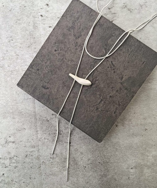 styiro(スタイロ)の「ニッケルフリー マットメタルループタイネックレス(ネックレス・レディース・シルバー/シルバー×ゴールド・FREE)」の7枚目の写真