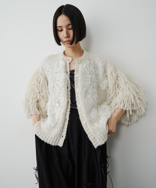 LA BELLE ETUDE(ラベルエチュード)の「【TEN by LA BELLE ETUDE】レース刺繍MIXモチーフ×ループフリンジニットカーディガン(カーディガン/ボレロ・レディース・ホワイト/チャコールグレー・FREE)」の8枚目の写真