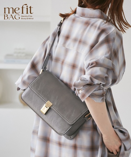 ROPE' PICNIC(ロペピクニック)の「【WEB限定カラー】me fit BAG バーチカルラインワイドショルダーバッグ(ショルダーバッグ・レディース・ボルドー/グレー系その他/ブラック/ダークグリーン・FREE)」の3枚目の写真