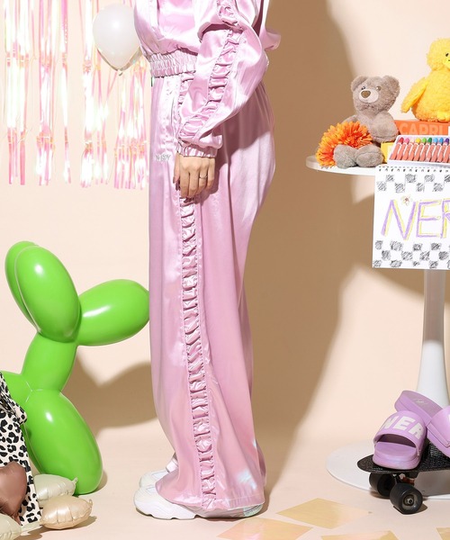NERDY（ノルディ）の「サテンバイカートラックパンツ（スウェットパンツ・レディース・ピンク/ネイビー/ブラック・SS/S/M）」の4枚目の写真