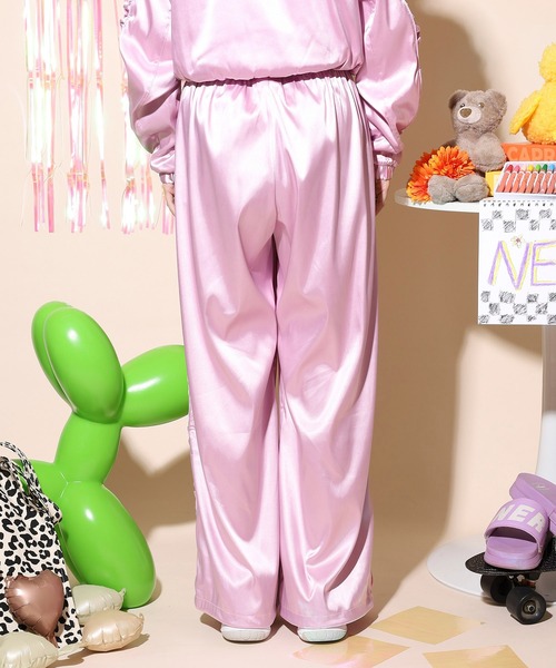NERDY（ノルディ）の「サテンバイカートラックパンツ（スウェットパンツ・レディース・ピンク/ネイビー/ブラック・SS/S/M）」の5枚目の写真