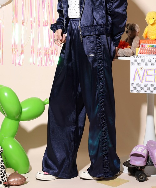 NERDY（ノルディ）の「サテンバイカートラックパンツ（スウェットパンツ・レディース・ピンク/ネイビー/ブラック・SS/S/M）」の18枚目の写真