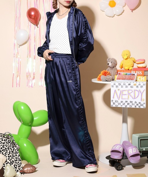 NERDY（ノルディ）の「サテンバイカートラックパンツ（スウェットパンツ・レディース・ピンク/ネイビー/ブラック・SS/S/M）」の20枚目の写真