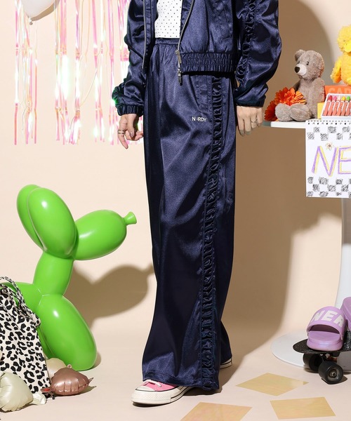 NERDY（ノルディ）の「サテンバイカートラックパンツ（スウェットパンツ・レディース・ピンク/ネイビー/ブラック・SS/S/M）」の19枚目の写真