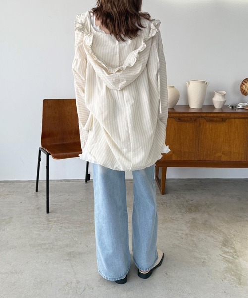Jewelobe(ジュエローブ)の「BIGフードストライプドルマンルーズシャツ(シャツ/ブラウス・レディース・ブルー/アイボリー・FREE)」の4枚目の写真