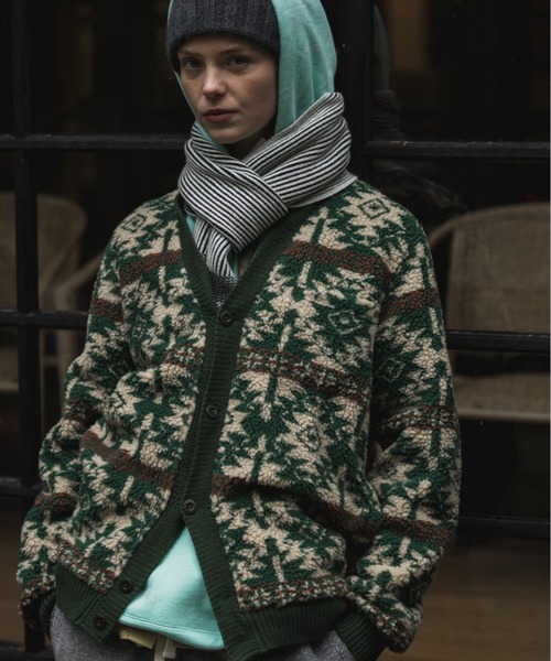 BEAMS PLUS ジャガード ニットカーディガン BEAMS PLUS（ビームスプラス）の「BEAMS PLUS / インディゴジャガード