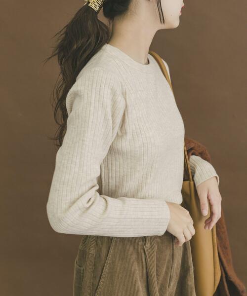 ITEMS URBANRESEARCH（アイテムズ アーバンリサーチ）の「『洗濯可』フワフワクルーネックリブニット（ニット/セーター・レディース・オフホワイト/チャコールグレー/ベージュ/グリーン系その他・FREE）」の2枚目の写真