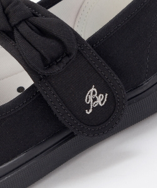 BeBe（ベベ）の「リボン付きベルクロストラップシューズ(13~19cm)（スニーカー・キッズ・ブラック・15.0cm/18.0cm/19.0cm/17.0cm/16.0cm/13.0cm/13.5cm/14.0cm）」の4枚目の写真