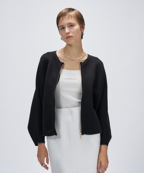 cloenc（クロエンス）の「【手洗い可】ドルマンケープニットカーディガン（カーディガン/ボレロ・レディース・ライトイエロー系/ブラック/ブラウン系その他・02）」の2枚目の写真