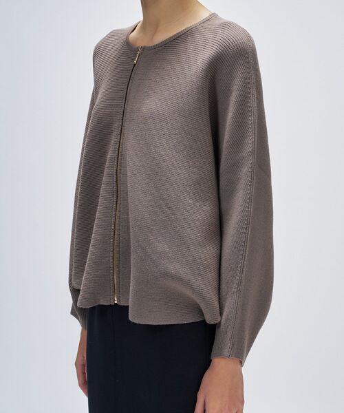 cloenc（クロエンス）の「【手洗い可】ドルマンケープニットカーディガン（カーディガン/ボレロ・レディース・ライトイエロー系/ブラック/ブラウン系その他・02）」の8枚目の写真