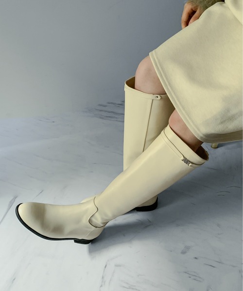 on:nue（オンニュ）の「【on:nue】[3色展開/5サイズ展開] ベルトアクセントロングブーツ（ブーツ・レディース・アイボリー/ブラック/ブラウン・23.0cm/23.5cm/24.0cm/24.5cm/25.0cm）」の2枚目の写真