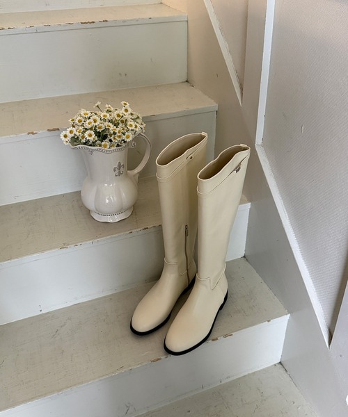 on:nue（オンニュ）の「【on:nue】[3色展開/5サイズ展開] ベルトアクセントロングブーツ（ブーツ・レディース・アイボリー/ブラック/ブラウン・23.0cm/23.5cm/24.0cm/24.5cm/25.0cm）」の10枚目の写真