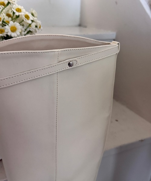 on:nue（オンニュ）の「【on:nue】[3色展開/5サイズ展開] ベルトアクセントロングブーツ（ブーツ・レディース・アイボリー/ブラック/ブラウン・23.0cm/23.5cm/24.0cm/24.5cm/25.0cm）」の13枚目の写真