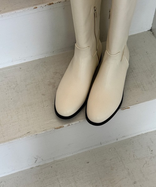 on:nue（オンニュ）の「【on:nue】[3色展開/5サイズ展開] ベルトアクセントロングブーツ（ブーツ・レディース・アイボリー/ブラック/ブラウン・23.0cm/23.5cm/24.0cm/24.5cm/25.0cm）」の4枚目の写真