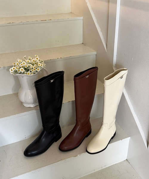 on:nue（オンニュ）の「【on:nue】[3色展開/5サイズ展開] ベルトアクセントロングブーツ（ブーツ・レディース・アイボリー/ブラック/ブラウン・23.0cm/23.5cm/24.0cm/24.5cm/25.0cm）」の6枚目の写真