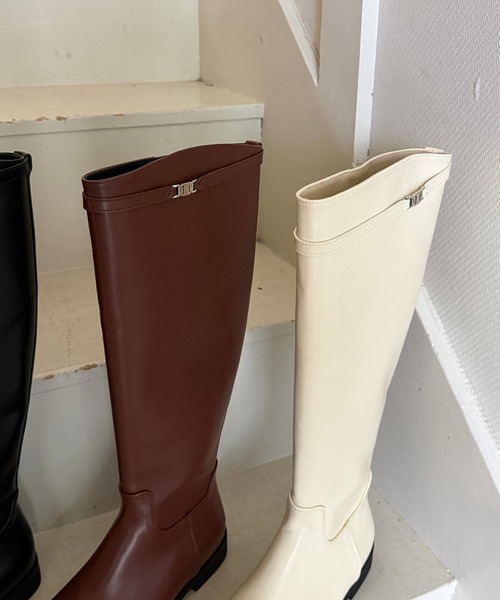 on:nue（オンニュ）の「【on:nue】[3色展開/5サイズ展開] ベルトアクセントロングブーツ（ブーツ・レディース・アイボリー/ブラック/ブラウン・23.0cm/23.5cm/24.0cm/24.5cm/25.0cm）」の7枚目の写真