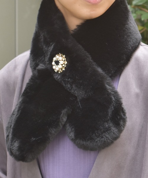 axes femme（アクシーズファム）の「ブローチ付きファーティペット（マフラー・レディース・ブラック/キナリ/ピンク・FREE）」の3枚目の写真