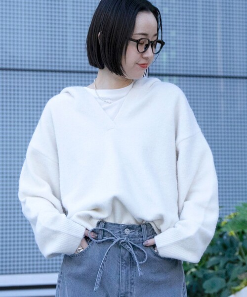 coen(コーエン)の「フラッフィーフーディ ウォッシャブルニット(WEB限定カラーあり)(ニット/セーター・レディース・オフホワイト/ライトブルー/ネイビー/ダークグレー・L/M)」の2枚目の写真