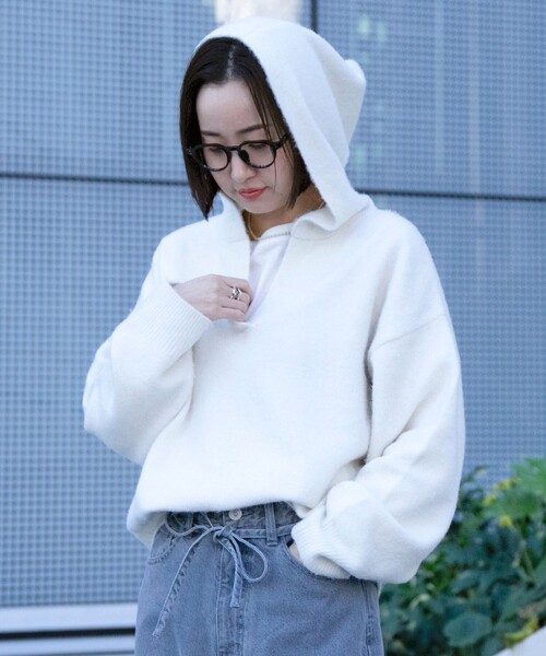 coen(コーエン)の「フラッフィーフーディ ウォッシャブルニット(WEB限定カラーあり)(ニット/セーター・レディース・オフホワイト/ライトブルー/ネイビー/ダークグレー・L/M)」の5枚目の写真