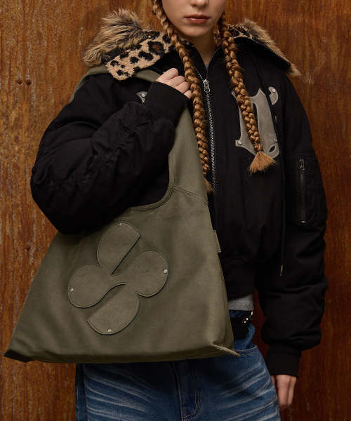 HOODHOOD(フッドフッド)の「クローバーロゴアーティフィシャルスエードショルダーバッグカーキ(ショルダーバッグ・レディース・その他・FREE)」の3枚目の写真