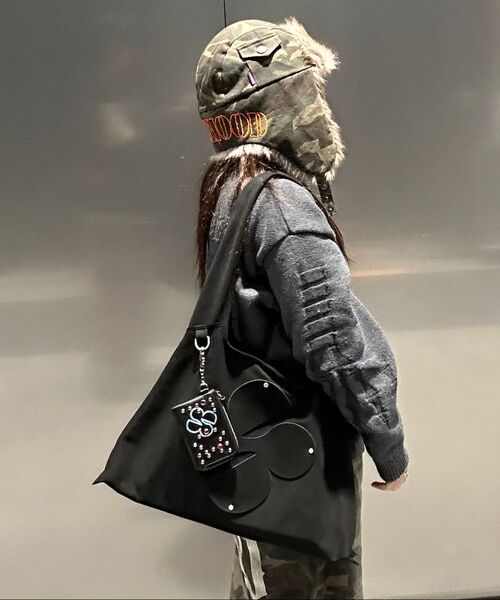 HOODHOOD(フッドフッド)の「クローバーロゴアーティフィシャルスエードショルダーバッグカーキ(ショルダーバッグ・レディース・その他・FREE)」の9枚目の写真