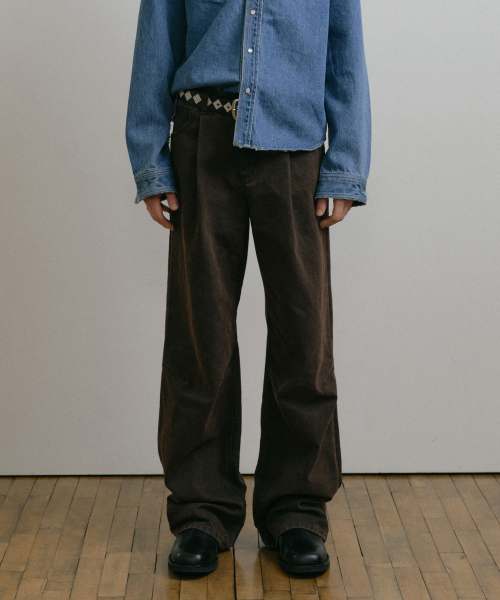 DUSTYWHITE(ダスティーホワイト)の「BROWN DIRTY WASHED OXFORD WIDE TUCK PANTS(その他パンツ・メンズ・その他・LARGE/MEDIUM/SMALL)」の9枚目の写真
