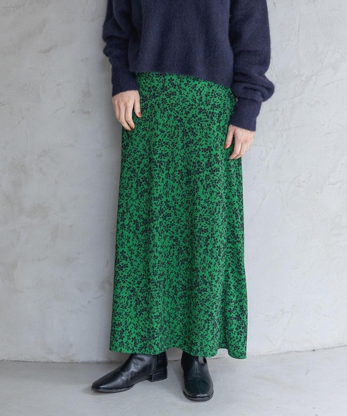 A part by（アパートバイ）の「フラワープリントナロースカート（スカート・レディース・アイボリー/ブラック/グリーン・SMALL/MEDIUM）」の3枚目の写真