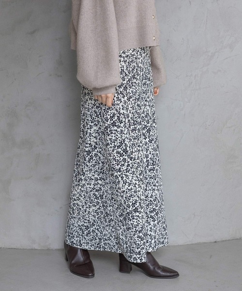 A part by（アパートバイ）の「フラワープリントナロースカート（スカート・レディース・アイボリー/ブラック/グリーン・SMALL/MEDIUM）」の2枚目の写真