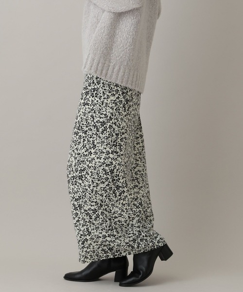 A part by（アパートバイ）の「フラワープリントナロースカート（スカート・レディース・アイボリー/ブラック/グリーン・SMALL/MEDIUM）」の7枚目の写真