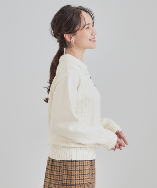 DRESKIP（ドレスキップ）の「【S-LL】配色ボタンがポイント 襟付きケーブルニット（ニット/セーター・レディース・オフホワイト/グレー/ワインレッド・04/03/02/01）」の7枚目の写真