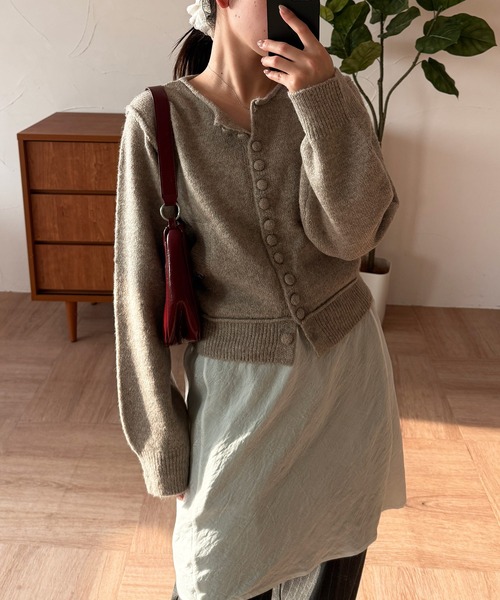 MUHET（ミュエータ）の「covered-button crew neck cardigan / クルミボタンカーディガン（カーディガン/ボレロ・レディース・ブラウン/ベージュ/ライトブルー/チャコールグレー・FREE）」の3枚目の写真