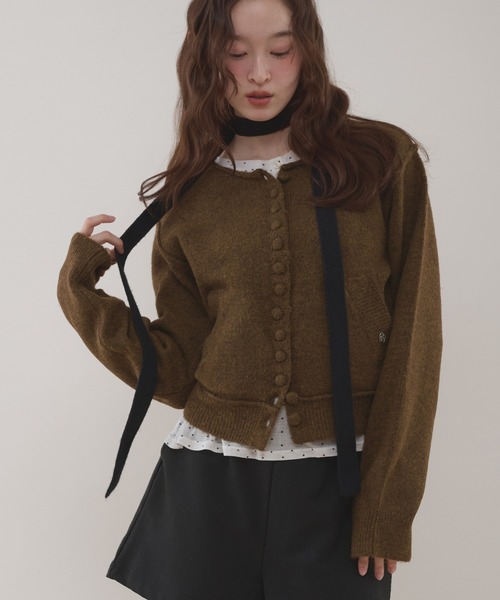MUHET（ミュエータ）の「covered-button crew neck cardigan / クルミボタンカーディガン（カーディガン/ボレロ・レディース・ブラウン/ベージュ/ライトブルー/チャコールグレー・FREE）」の2枚目の写真