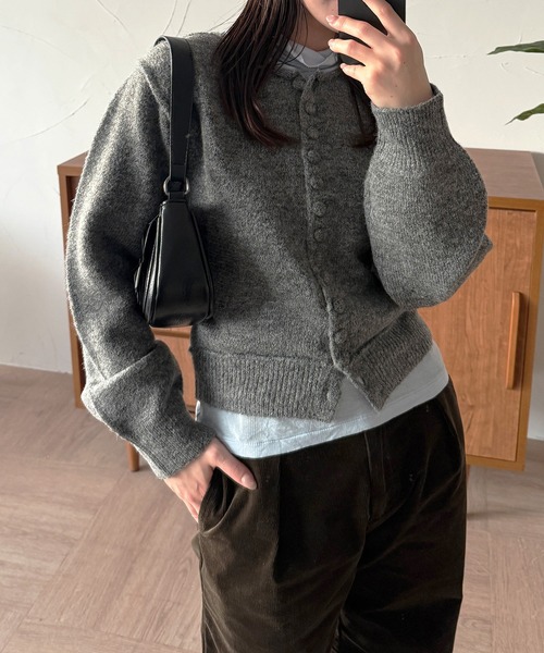 MUHET（ミュエータ）の「covered-button crew neck cardigan / クルミボタンカーディガン（カーディガン/ボレロ・レディース・ブラウン/ベージュ/ライトブルー/チャコールグレー・FREE）」の6枚目の写真