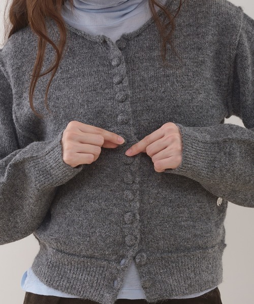 MUHET（ミュエータ）の「covered-button crew neck cardigan / クルミボタンカーディガン（カーディガン/ボレロ・レディース・ブラウン/ベージュ/ライトブルー/チャコールグレー・FREE）」の8枚目の写真