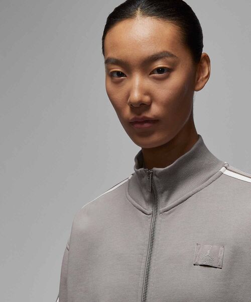 JORDAN BRAND（ジョーダンブランド）の「《セットアップ対応商品》ジョーダン フライト フリース ウィメンズ フレンチテリー フルジップ ジャケット / Jordan Flight Fleece Women's French Terry Full-Zip Jacket IF1028-016 Enigma Stone（ブルゾン・レディース・グレー系その他2・L/XL/XS/M/S）」の3枚目の写真