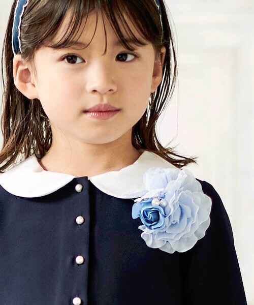 BeBe（ベベ）の「【日本製】フラワーコサージュ（ブローチ/コサージュ・キッズ・ブルー/ホワイト・FREE）」の2枚目の写真